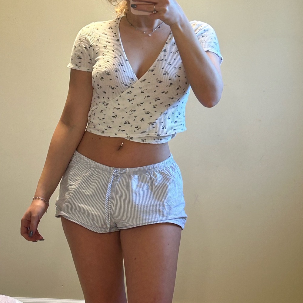 🌸10 for $25🌸 brandy melville floral top